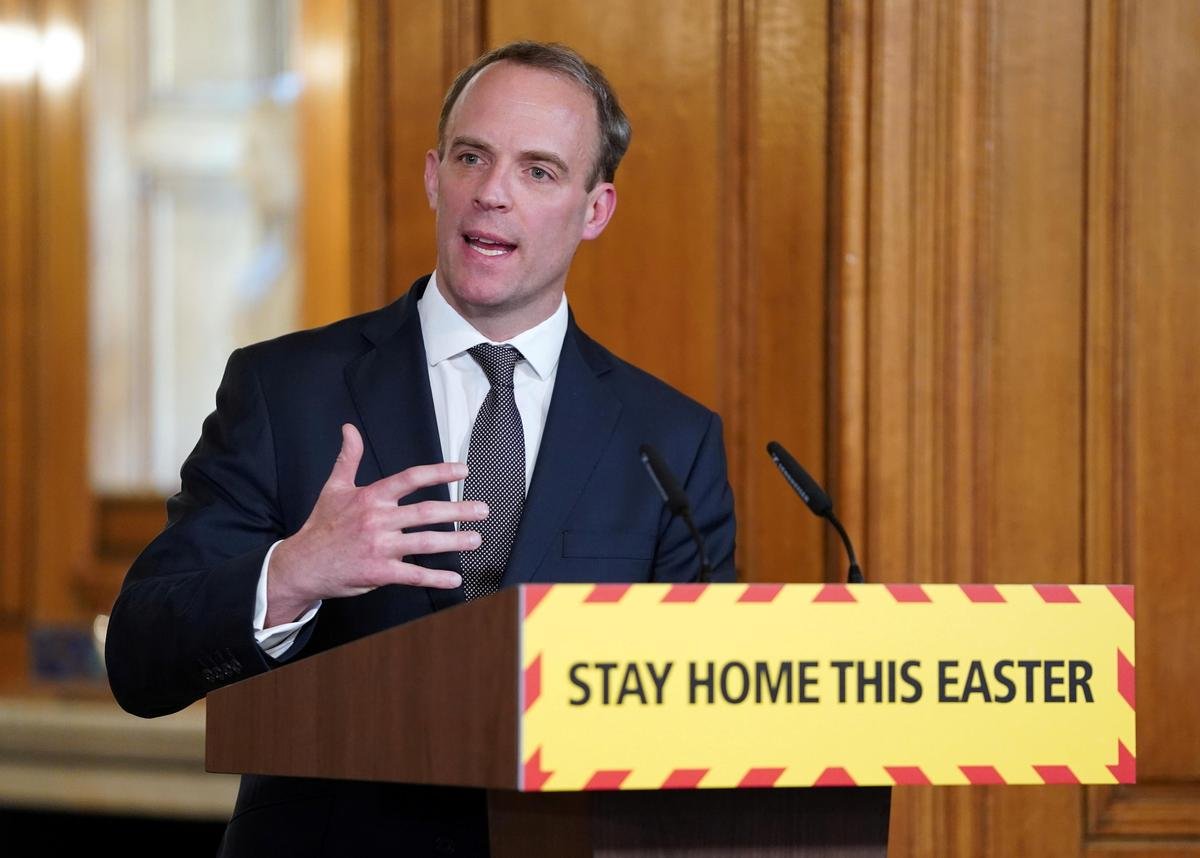 UK foreign minister leads nationwide applause for health workers