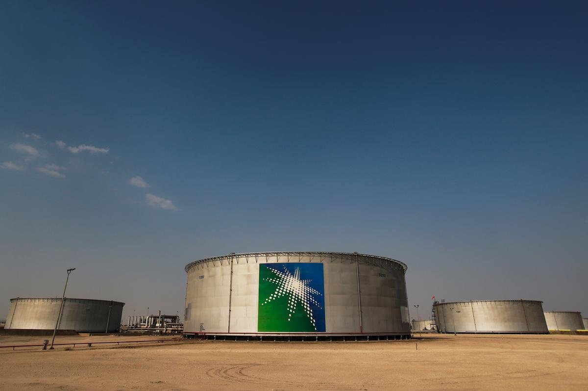 Saudi, Russia press on with oil cut deal at G20 talks, U.S. offers help