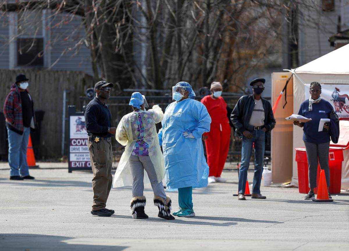 With cheers, New York nurses greet reinforcements from across the U.S.