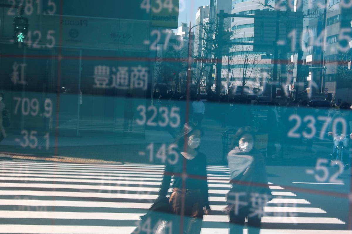 Asian shares fall on fresh rout in crude prices
