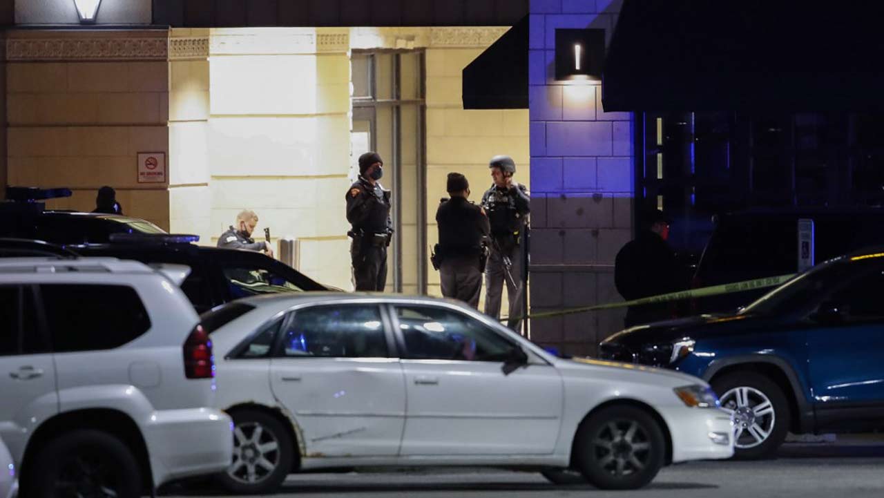 eight hurt in shooting at us mall gunman still at large