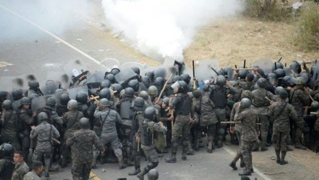 guatemala police fire tear gas at us bound migrant caravan