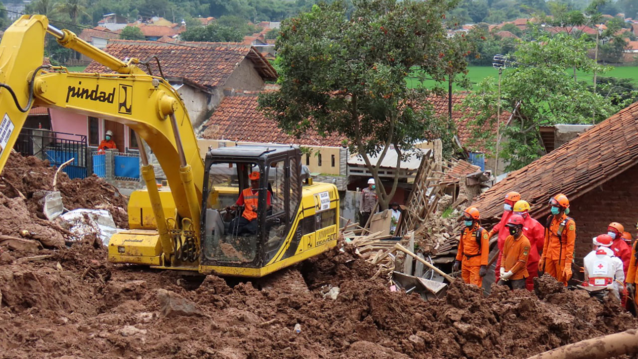 indonesia landslide toll rises to 21 as rescuers search for missing