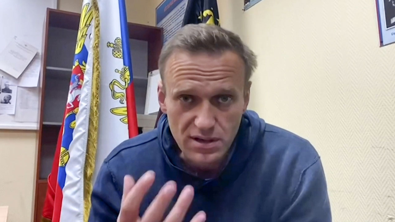 navalny urges russians to take to the streets