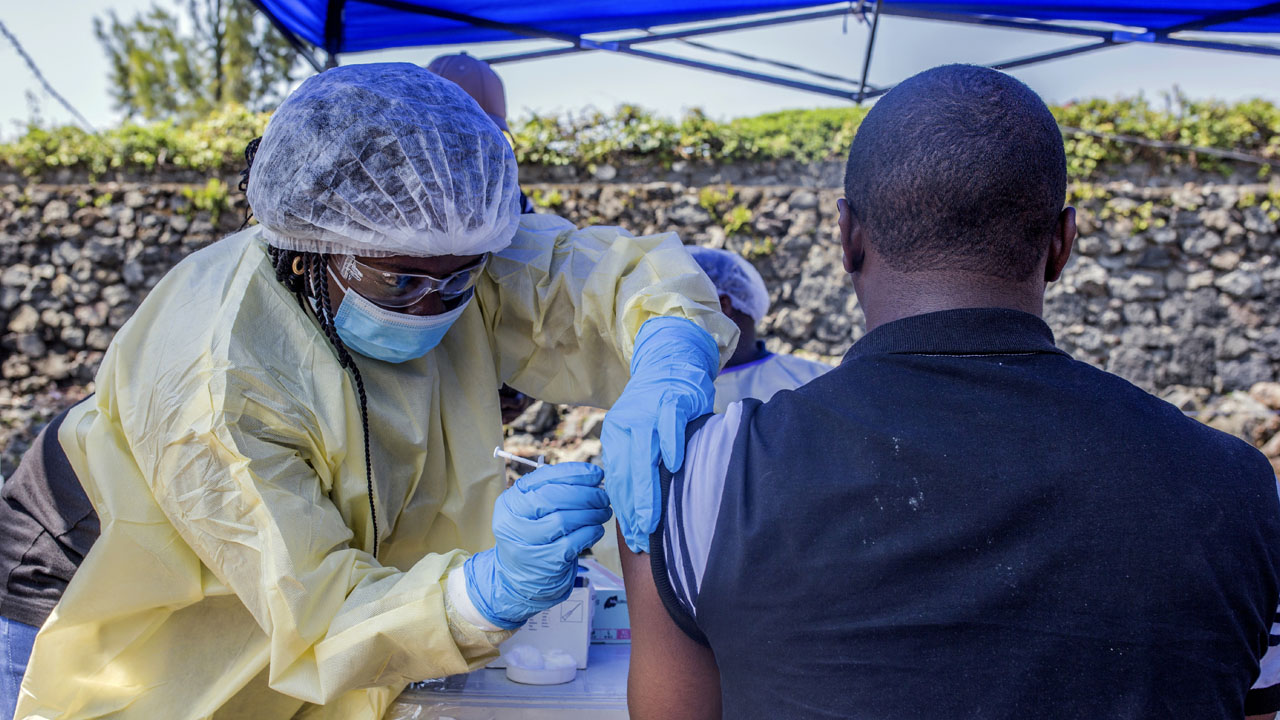 dr congo starts ebola vaccination after new outbreak