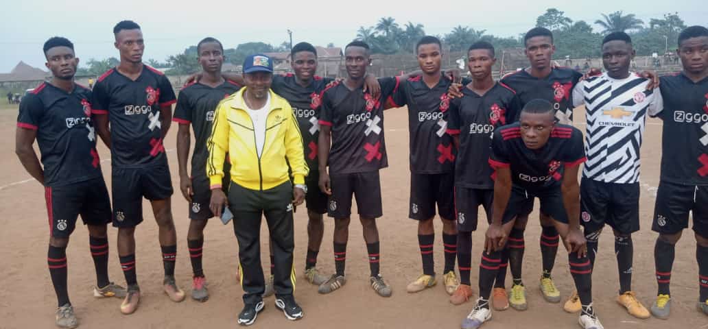 Black Stars Fc, posed for a group photograph with High Chief Chibuzo Oguzie( Eze Ichie Global), the sponsor of the Annual Okpata Ozuo Oha Football Tournament for Owerri Senatorial Zone of Imo State shortly before the kick off. Pix by Everest Ezihe, Iho.