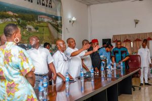 Senator Orji Uzor Kalu (4R) flanked by members of OUK Movement, Abia State Chapter.