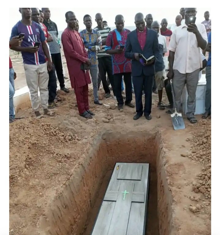 Family and friends of late Deborah Samuel Yakubu, as they laid to rest the remains of the 200level students of Home Economics, Shehu Shagari College of Education, Sokoto State, who was burnt alive by Muslim fanatics over an alleged blasphemous statement in a WhatsApp group chat.