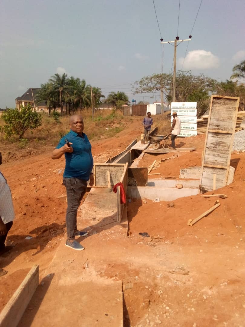 Senator Orji Uzor Kalu inspecting erosion control project in Ohafia/Igbere