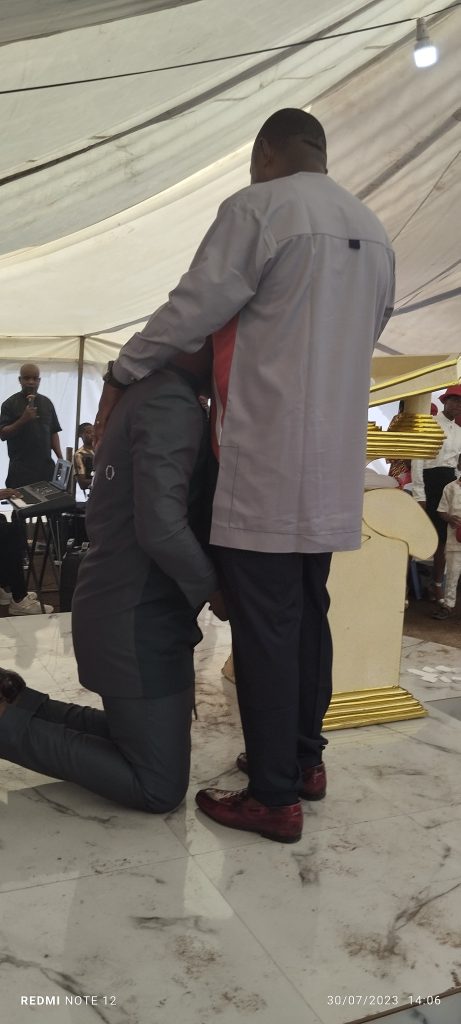 Emotional moment Evang. (Comrd.) Osinachi Nwaka prayed for Pastor Mike Nwaka.