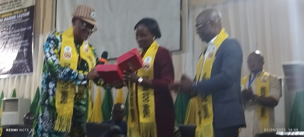Dr. (Mrs.) ofiong Samuel Ofiong, the Honourable Commissioner for Agriculture and Rural Development, Akwa-Ibom State Government, receiving an award from the Vice Chancellor of Michael Okpara University of Agriculture, Umudike, MOUAU.