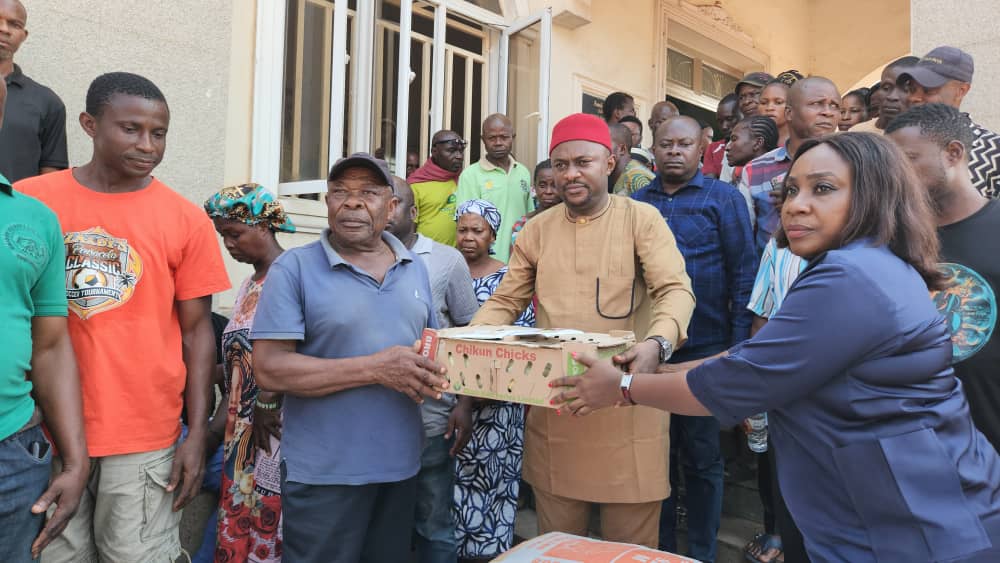 Mayor Osinachi Nwaka, the Mayor of Ikwuano Local Government Area of Abia State distributing agricultural materials to farmers in Amizi Oloko.