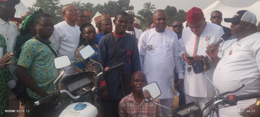 Mayor Osinachi Nwaka (3R:), making cash donations to a crippled cobbler and blind indigenes of Ikwuano Local Government Area of Abia State, at the launching of 'ThankGod it's Friday with Dr. Otti and Mayor'.