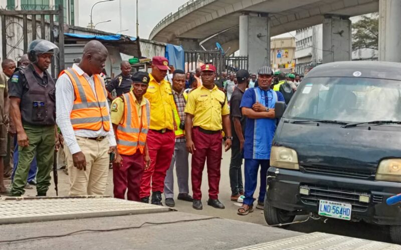 LASTMA Impounds 123 Vehicles Over Illegal Parking, Garages Around Bridges Across Lagos Island *Arrests 19 notorious hoodlums over illegal parking dues 
