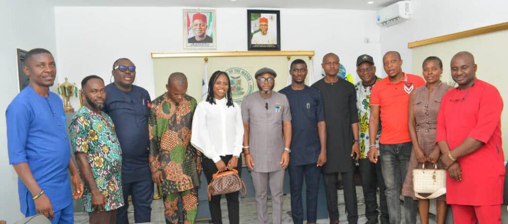 Hon. High Chief Victor Ikeji, the Mayor of Umuahia North LGA of Abia State (6L); Hon. Promise Uzoma Okoro ((7L), chairman of Online Media Practioners Association of Nigeria, OMPAN, and other members of the association.