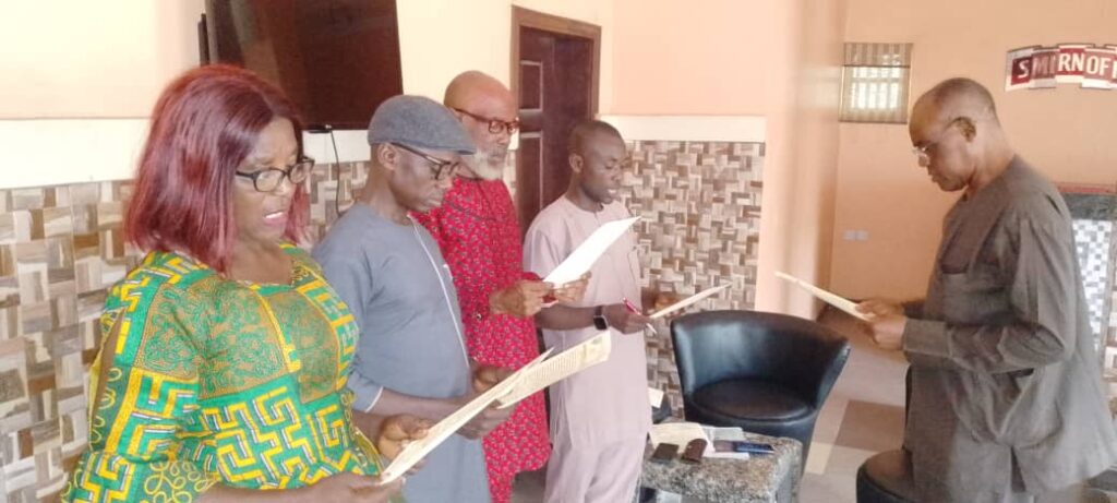 A cross section of newly elected executive of Abia State chapter of Nigeria Union of Journalists (NUJ), taking oaths of honour during inauguration. 