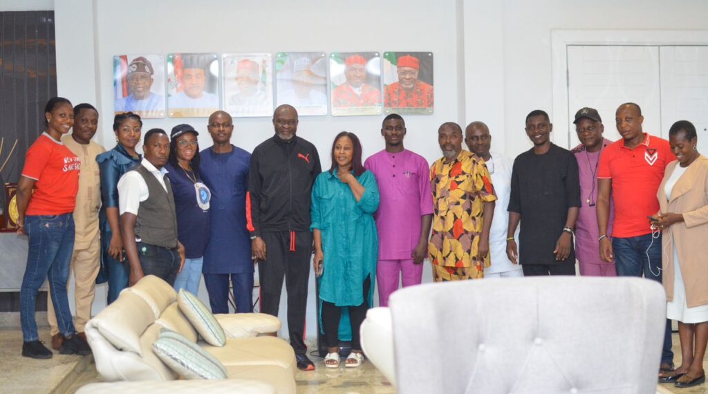 Hon. Ginger Onwusibe, the member representing Isiala Ngwa South/North federal constituency of Abia State, flanked by members of Online Media Practioners Association of Nigeria, Abia State chapter.