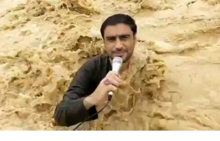 Brave Pakistani journalist washed away by flood during live broadcast.