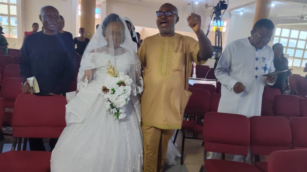 Prof. Lawrence Ettu joyfully walking her beloved daughter Miss Chiamaka Ettu to the isle in grand style. 