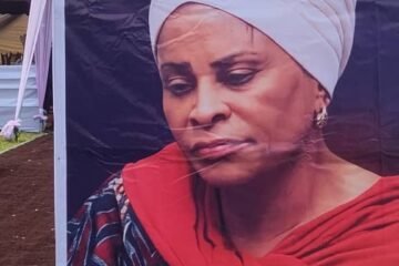 Grief and Grace: Abia Paramount ruler, H/Chief P.C Elechi Breaks Down as He Buries Beloved Wife at 71