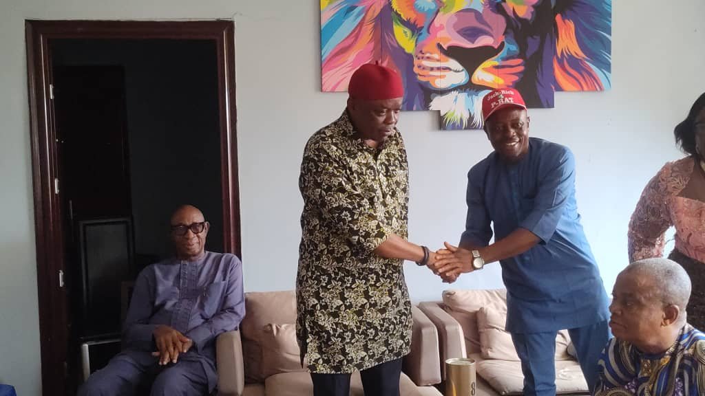 Sir Mark Ugorji in a warm handshake with the Ikwuano APC Chairman, Chief Chinedu Adindu. 