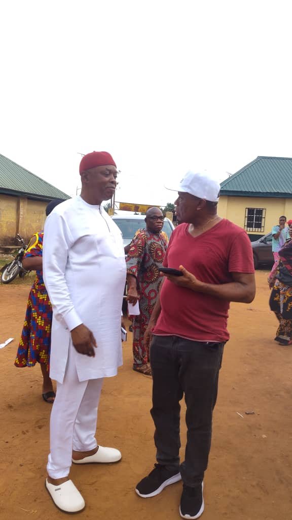 From (R-L): Barr. Obinna Bennett Ukawoko (Randie), in a close conversation with his opponents, ESV. (Sir) Mark Ugorji. 