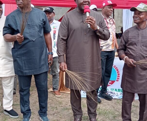 Hon. Emeka Atuma addressing members of APC Amasato Ward 3, in Osisioma Ngwa South LGA of Abia State.