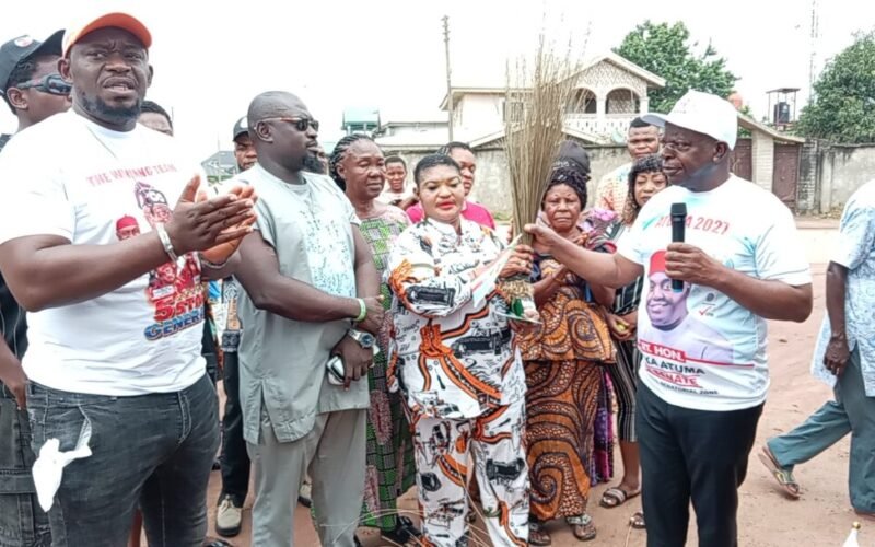 Lolo Oluchi Madumere receiving the symbols of the All Progressives Congress (APC) from chief Chidi Nwosu.
