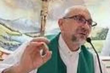 Crucifix Falls, Kills Catholic Priest During Mass in Ecuador